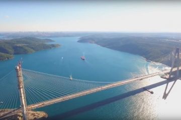 Turcii au inaugurat al treilea pod peste Bosfor, care leaga Europa de Asia. Este unul dintre cele mai lungi poduri suspendate din lume si cel mai lat. FOTO si VIDEO