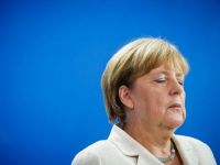Angela Merkel, invinsa de extrema dreapta la un an de la decizia de a deschide larg portile Germaniei pentru refugiati