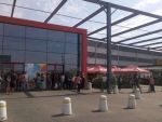 Incident intr-un mall din Focsani. Un barbat a fost ranit dupa prabusirea tavanului unei sali goale de cinema