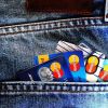 Doi din trei tineri pana in 25 de ani au un cont la o banca, iar cei mai multi isi cheltuiesc veniturile pe haine. Trei sferturi primesc banii de la familie