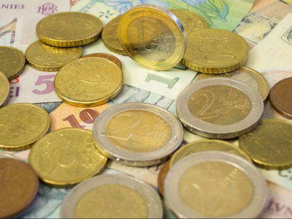 Euro scade sub 4,5 lei