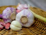 Cum se imbogatesc speculatorii de pe urma banalului usturoi. Productia slaba din China a majorat preturile cu pana la 60%