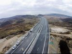 CNAIR a lansat licitația pentru secţiunea 2 din Autostrada Sibiu-Piteşti, în valoare de 4,6 mld. lei. Tronsonul de 31 km include 49 de poduri şi viaducte, 7 tuneluri şi un ecoduct