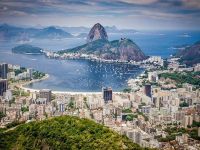 
	Rio de Janeiro, primul peisaj urban introdus pe lista Patrimoniului Mondial UNESCO. Orasul brazilian, renumit pentru parcuri, plaje si vegetatia luxurianta
