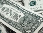 Euro coboara sub 4,55 lei, iar moneda americana ajunge aproape de 4 lei. Scandalurile din jurul lui Donald Trump au ingenungheat dolarul
