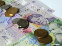 Patru din zece români se împrumută înainte de salariu. Regula de aur pentru a economisi bani