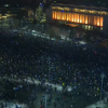 A treia zi de proteste in Bucuresti: 80.000 de oameni au scandat in fata Guvernului. Jandarmii au primit flori si ceai