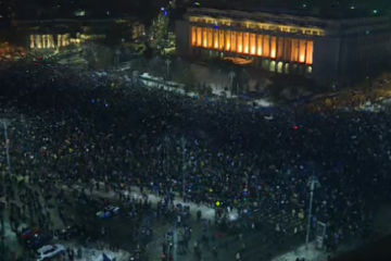 A treia zi de proteste in Bucuresti: 80.000 de oameni au scandat in fata Guvernului. Jandarmii au primit flori si ceai