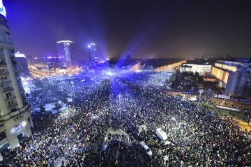 Clipe memorabile la protestul istoric de duminica. 280.000 de oameni au cantat imnul si au luminat Piata Victoriei