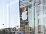 Apple, masina de facut bani. Legendarul Warren Bufftett si-a majorat de patru ori participatia la gigantul american, cea mai valoroasa companie din lume