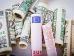 Euro depaseste din nou 4,57 lei, dolarul american scade sub 4 lei