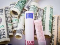 
	Euro revine peste 4,52 lei, iar dolarul depaseste 4,30 lei, la cursul BNR. Moneda europeana ajunge aproape de paritatea cu cea americana, pe pietele internationale
