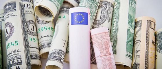 Euro scade sub 4,52 lei, in prima zi de tranzactionare de dupa Pasti