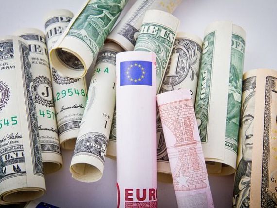 Euro revine peste 4,52 lei, iar dolarul depaseste 4,30 lei, la cursul BNR. Moneda europeana ajunge aproape de paritatea cu cea americana, pe pietele internationale