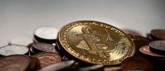 Bitcoin s-a apreciat cu 1.000 de dolari într-o singură zi, depăşind 11.000 de dolari. Nu există fundamente şi nici motive tehnice care să explice asta