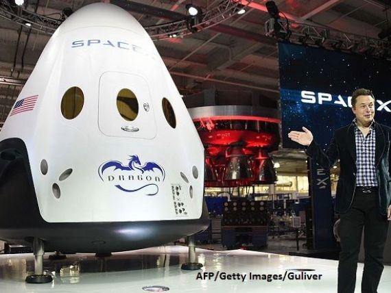 Miliardarul Elon Musk vrea sa trimita in spatiu o misiune privata de orbitare a Lunii. Doua persoane au platit deja excursia