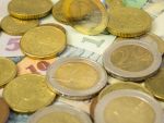 Euro scade sub 4,57 lei, dolarul atinge cel mai mic nivel din ultimele 6 luni
