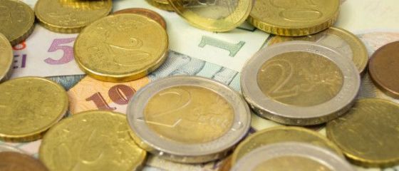 Leul termina saptamana pe apreciere. Euro ramane sub nivelul de 4,56 lei, iar dolarul scade sub 4,22 lei