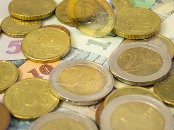 Euro urca din nou peste pragul de 4,55 lei, in timp ce dolarul se depreciaza