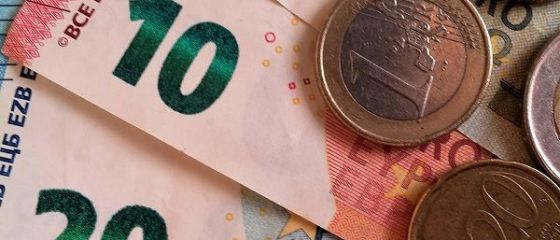 Euro depăsește 4,58 lei, în ciuda creșterii economice solide anunțate de INS. De ce s-a devalorizat leul