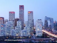 
	China a anuntat construirea unui oras de trei ori mai mare ca New York-ul. Mega-proiectul prin care chinezii vor sa descongestioneze Beijingul suprapopulat si suprapoluat
