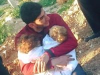 Bilantul atacului chimic din Siria a ajuns la 86 de morti. Un tata isi strange la piept gemenii ucisi