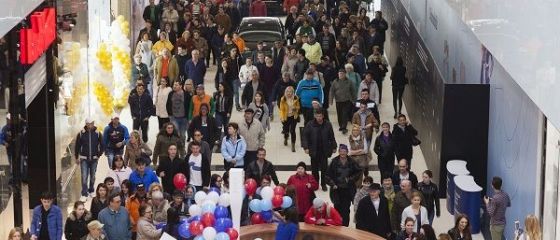 Program de Pasti: Majoritatea centrelor comerciale inchid mai devreme sambata si sunt inchise duminica. Cinematografele si cafenelele din mall-uri sunt deschise