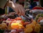 Romanii au inceput sa cumpere produse de larg consum mai scumpe. Cele mai mari cresteri s-au inregistrat la fructe de mare, fructe exotice si sampanie
