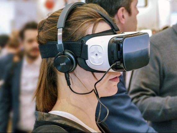 Expozitia imobiliara la care vizitatorii isi pot explora viitoarea casa cu ajutorul ochelarilor de realitate virtuala