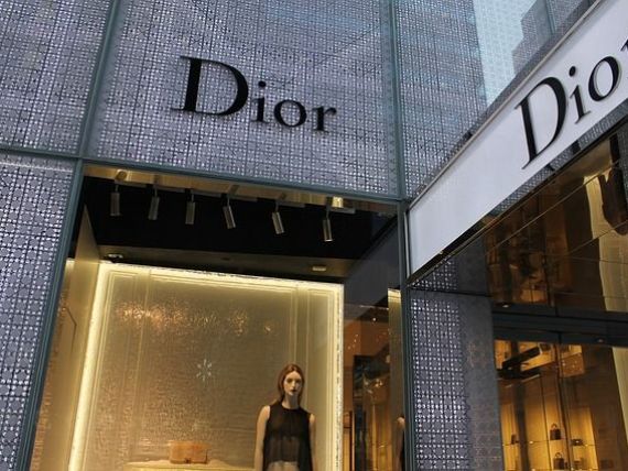 Tranzactie gigant pe piata articolelor de lux. Grupul LVMH cumpara Christian Dior, pentru 12 mld. euro