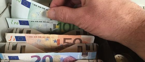 Euro revine peste 4,57 lei, insa leul este sustinut de tendinta regionala