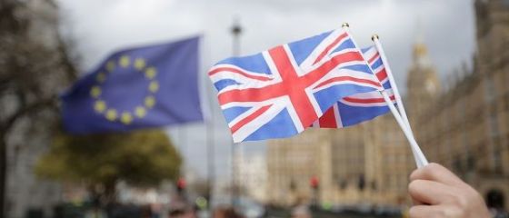 Marea Britanie recunoaste pentru prima data ca trebuie sa plateasca factura pentru Brexit, una dintre cele mai spinoase probleme in negocierile dintre Londra si Bruxelles