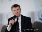 Comisarul european pentru piata digitala nu este de acord cu reglementarea serviciilor de tip Uber sau Airbnb: Nu putem opri progresul