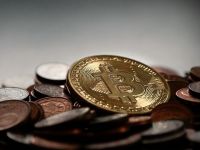 
	Bitcoin s-a apreciat de peste trei ori in 2017. Capitalizarea de piata a monedelor virtuale a depasit in premiera 100 mld. dolari
