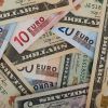 Euro depaseste 4,57 lei la BNR, cursul fiind influentat de tensiunile politice din SUA. Moneda europeana atinge nivelul maxim din octombrie 2012
