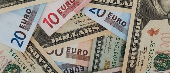 Euro scade sub 4,57 lei, iar dolarul atinge un nou nivel minim din mai 2016