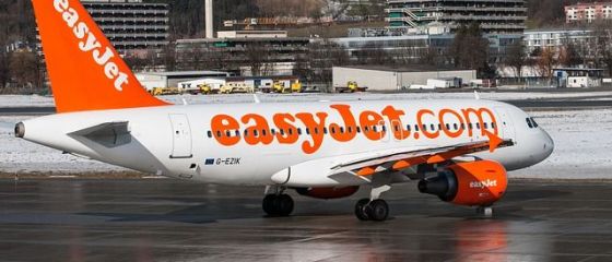 EasyJet a inregistrat o pierdere record in primul semestru fiscal, din cauza deprecierii lirei si a reducerii tarifelor