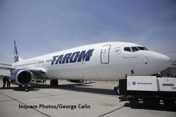 Sarmizegetusa , prima aeronava Boeing 737-800 NG din flota Tarom a aterizat, miercuri, la Bucuresti. A doua vine saptamana viitoare. FOTO