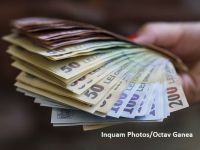 
	Românii se împrumută tot mai mult la banci. Creditarea a crescut în iulie, susţinută de cererea populaţiei pentru lei
