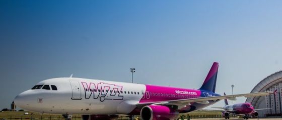 Wizz Air concediază aproape 20% din personal şi taie salariile angajaților care rămân, în condiţiile în care avioanele sunt blocate la sol