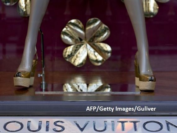 The Guardian: Fabrica de la Cisnadie, locul in care Louis Vuitton produce pantofi Made in Italy . Muncitorii ar fi platiti cu 133 euro, mult sub salariul minim pe economie