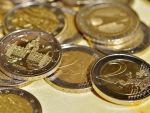 Euro coboară aproape de 4,57 lei, dolarul se apropie din nou de 3,87 lei