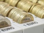 Leul s-a apreciat uşor faţă de moneda europeană, dar a pierdut teren în raport cu dolarul american