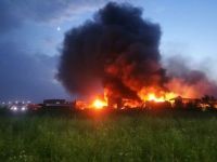 Doua depozite ard de marti seara la Balotesti, flacarile s-au extins pe 10.000 mp. Fabrica nu avea autorizatie ISU