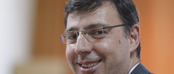 Rectificarea pozitivă este, de fapt, negativă. Guvernul taie bani de la Transporturi, dar și masa caldă în școli și tichetele de gradiniță și dă la Agricultură, Interne, Parlament și SRI