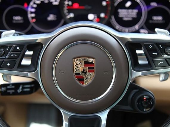 Porsche a lansat oficial producția primului model exclusiv electric. Cum arată și cât va costa Taycan