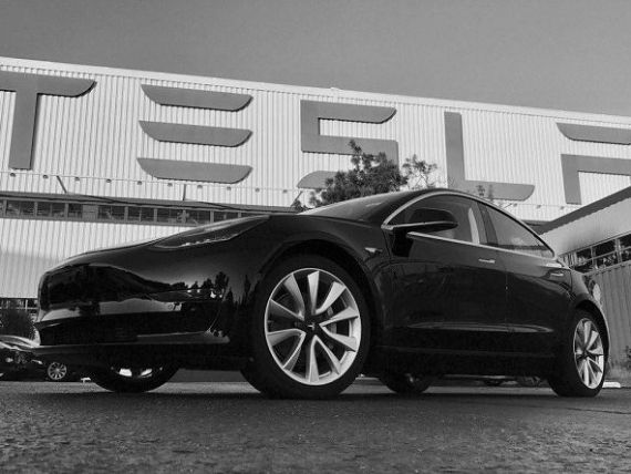 Tesla pariază în continuare pe sedanul Model 3, deși a raportat cele mai mari pierderi trimestriale din istorie și livrările către clienți întârzie