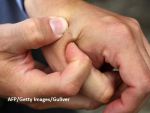 Prima companie din SUA care isi microcipeaza angajatii. Oamenii, transformati in carduri bancare