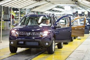 Uzina Dacia de la Mioveni produce un vehicul la fiecare 54 de secunde. 1.500 de mașini ies zilnic pe poarta fabricii și majoritatea pleacă la export