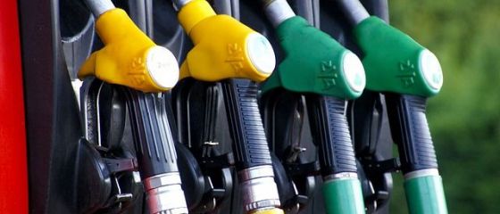 Senatorii cer Concurenţei o analiză a preţului carburanţilor. Zamfir: În 2008, petrolul era 140 $, iar benzina 3 lei. Acum, barilul e 70 $, dar preţul la pompă s-a dublat